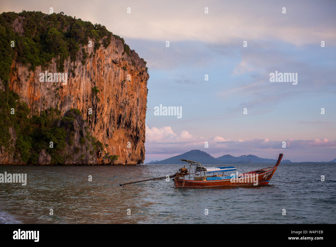 Thailandia Spiaggia e Junkboat Foto Stock