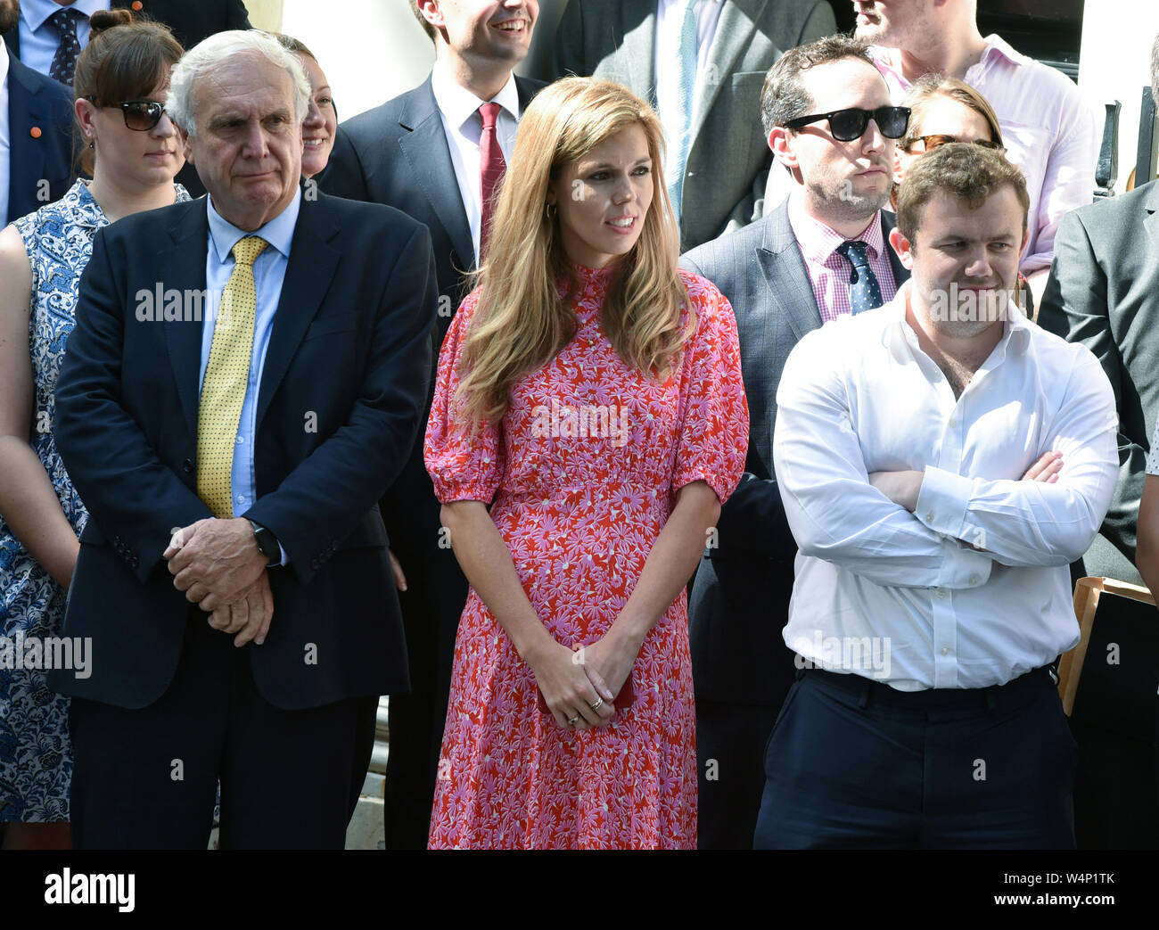 Carrie Symonds, il nuovo British Primo ministro della fidanzata visto in Downing Street nel corso di Boris Johnson prima conferenza stampa come il PM.partito conservatore britannico candidato Boris Johnson è diventato il nuovo primo ministro dopo Theresa Maggio di rassegnare le dimissioni alla regina. Foto Stock