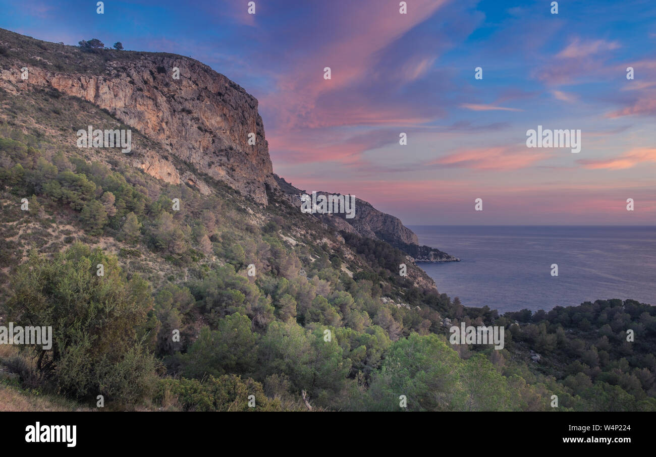 Motril, Granada, Andalusi, Spagna - 10 Febbraio 2019: tramonto sulle scogliere della costa del villaggio Motril Foto Stock