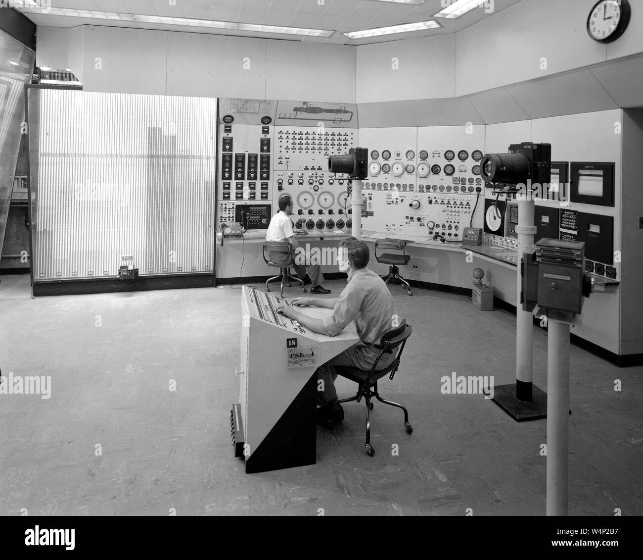 Gli ingegneri della NASA in sistemi di propulsione laboratorio sala di controllo presso la John H Glenn Research Center, Cleveland, Ohio, 1954. Immagine cortesia Nazionale Aeronautica e Spaziale Administration (NASA). () Foto Stock