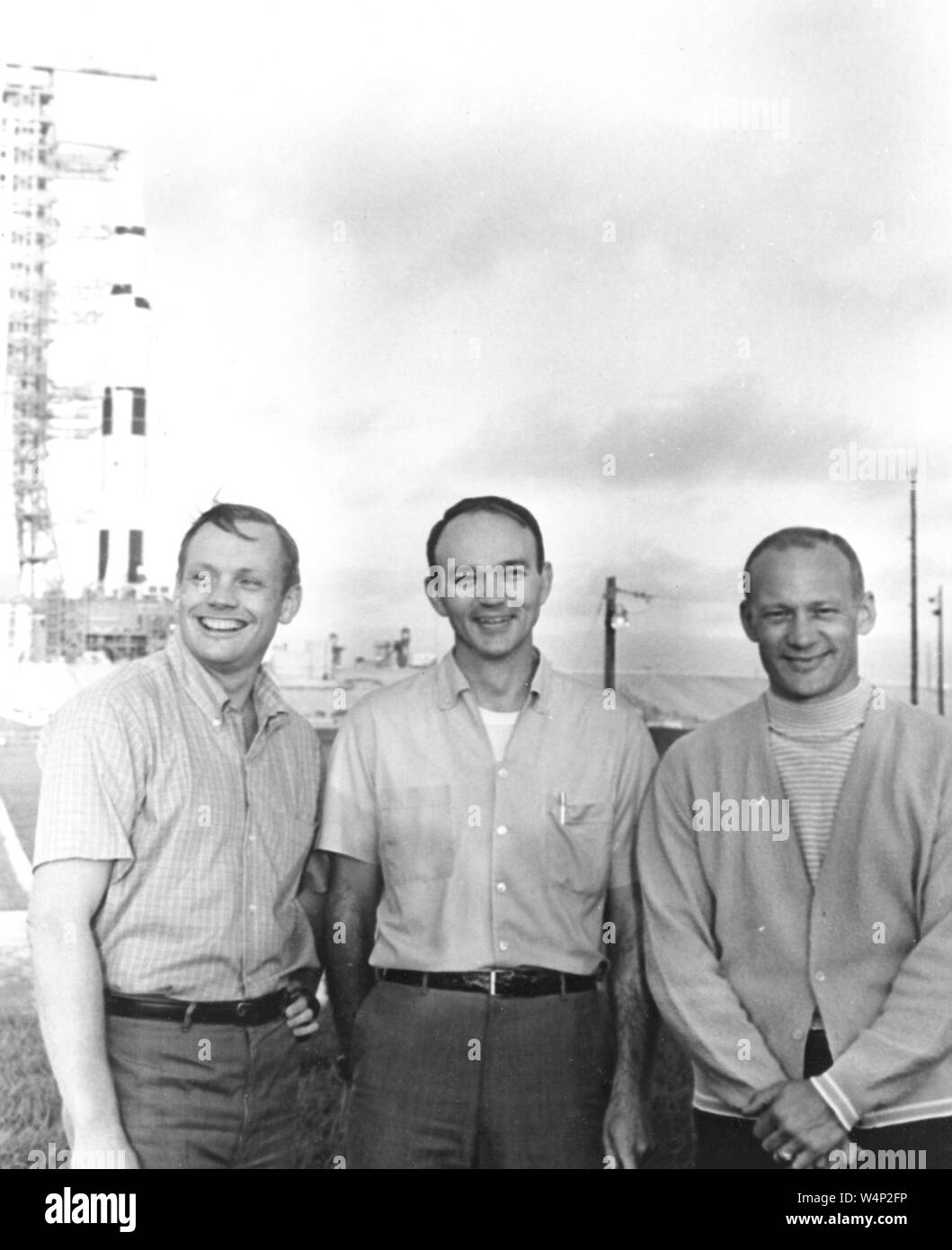 NASA Apollo 11 l'equipaggio di volo, a Neil Armstrong, Michael Collins e Buzz Aldrin, sostare vicino Apollo/Saturn V al Kennedy Space Center in Florida, 16 luglio 1969. Immagine cortesia Nazionale Aeronautica e Spaziale Administration (NASA). () Foto Stock