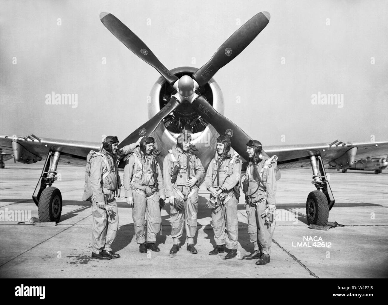 Langley Research piloti Mel Gough, Herb Hoover, Jack Reeder, Steve Cavallo e Bill grigio a sostare davanti a un P-47 Thunderbolt Fighter a Langley Research Center, Hampton, Virginia, 1945. Immagine cortesia Nazionale Aeronautica e Spaziale Administration (NASA). () Foto Stock