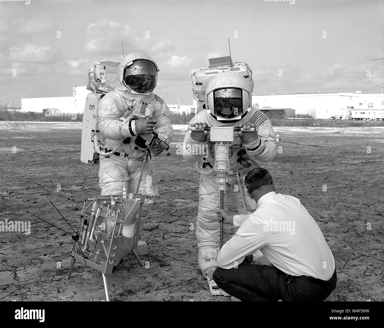 Apollo 13 membri di equipaggio incluso modulo lunare pilota W Fred Haise Jr e Apollo 13 comandante James un Lovell Jr prova un nucleo motorizzato sampler, 28 gennaio 1970. Immagine cortesia Nazionale Aeronautica e Spaziale Administration (NASA). () Foto Stock
