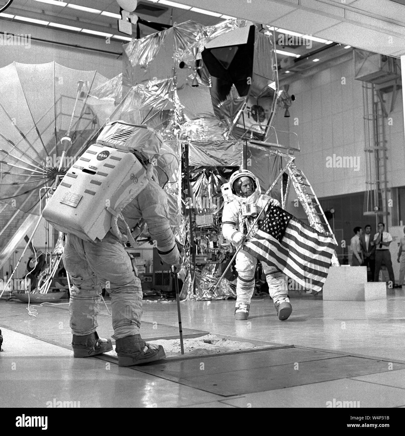 Apollo 14 equipaggio Mitchell e Alan Shepard treno per condurre extravehicular lunare attività (EVA), 1970. Immagine cortesia Nazionale Aeronautica e Spaziale Administration (NASA). () Foto Stock