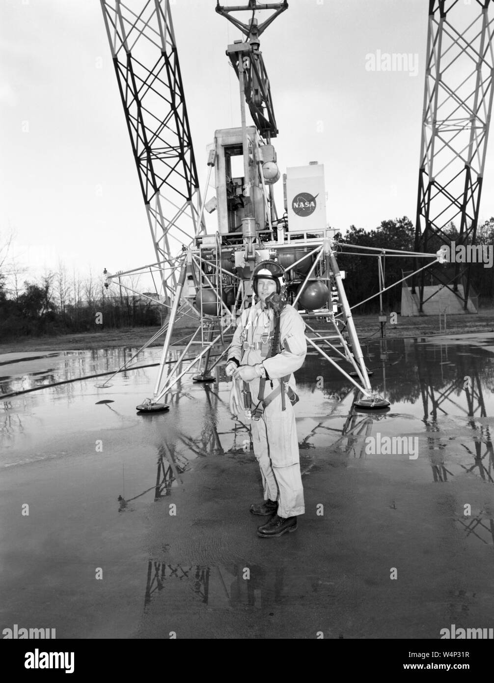 Neil Armstrong si erge con attrezzature all'atterraggio lunare di Ricerca (LLRF) presso il Langley Research Center di Hampton, Virginia, 12 febbraio 1969. Immagine cortesia Nazionale Aeronautica e Spaziale Administration (NASA). () Foto Stock