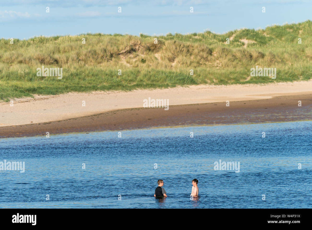 Lossiemouth, murene, Scotland, Regno Unito. Il 24 luglio 2019. Passerella sul fiume Lossie, Lossiemouth, murene, Scotland, Regno Unito. Si tratta di Moray consiglio di chiusura solo il ponte di accesso alla spiaggia a est di sabbia che è normalmente confezionate. Il Consiglio ha dovuto evacuare la spiaggia per chiudere il ponte. Credito: JASPERIMAGE/Alamy Live News Foto Stock