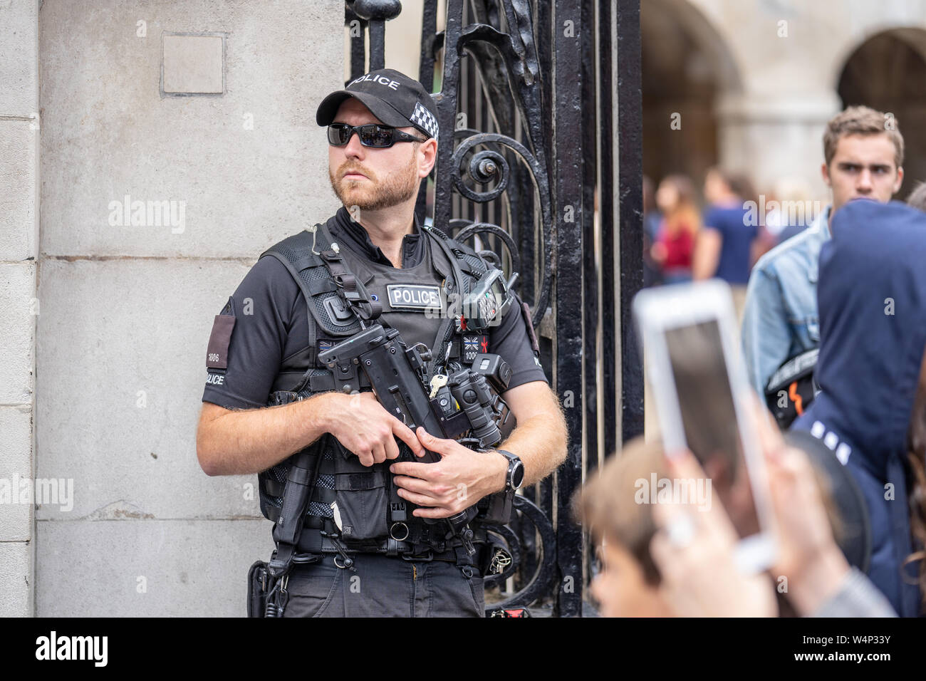 Londra, UK, luglio 2019. Un funzionario di polizia con una mitragliatrice indossando stab e bullet proof vest Foto Stock