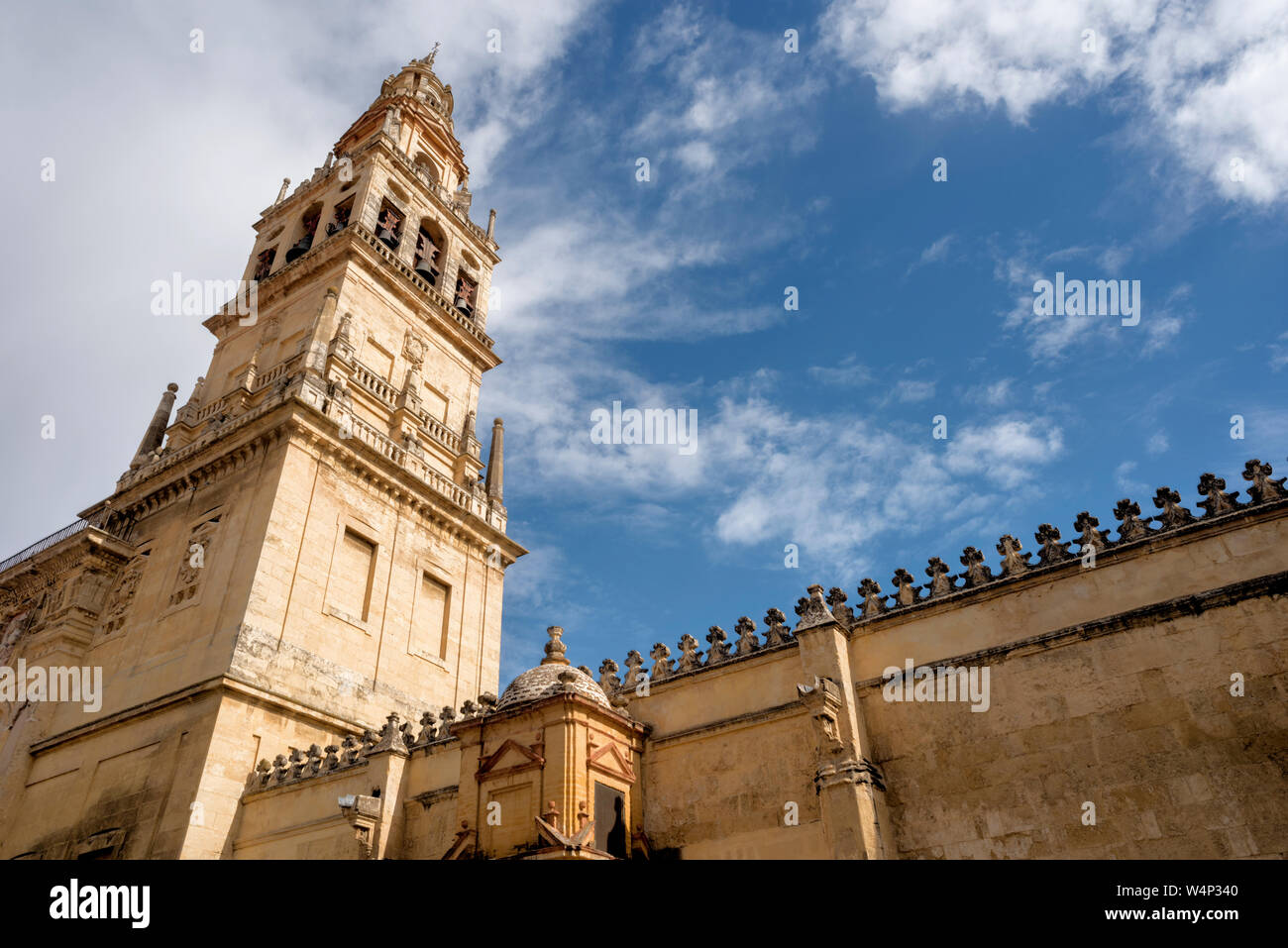 Da originale minareto musulmano per l attuale torre campanaria, questa struttura ha svolto un ruolo importante nell'immagine e il profilo di Cordoba, Spagna Foto Stock