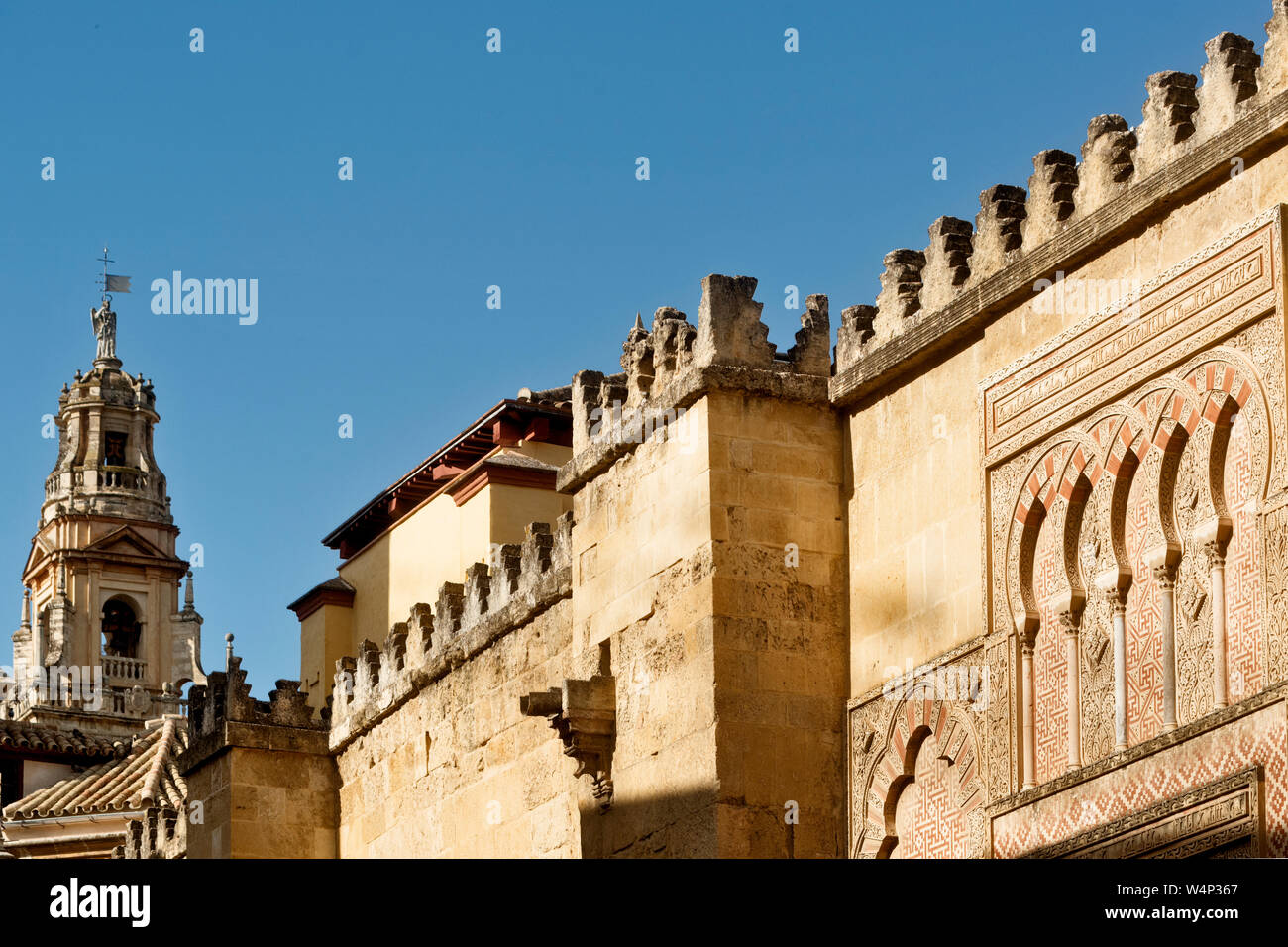 Da originale minareto musulmano per l attuale torre campanaria, questa struttura ha svolto un ruolo importante nell'immagine e il profilo di Cordoba, Spagna Foto Stock