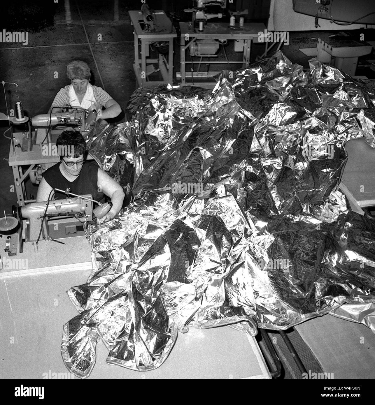 Due seamstresses cucitura di un ombrellone per la Skylab Workshop orbitale (OWS) a Johnson Space Center a Houston, Texas, Maggio, 1973. Immagine cortesia Nazionale Aeronautica e Spaziale Administration (NASA). () Foto Stock