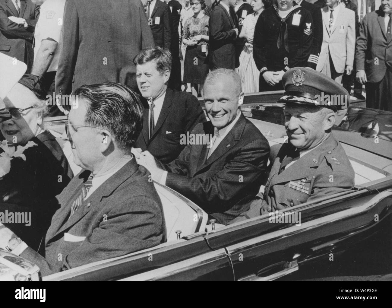 Il presidente John F Kennedy, John Glenn e General Leighton ho Davis in sella ad una vettura durante una Cocoa Beach parade, Cocoa Beach, Florida, 23 febbraio 1962. Immagine cortesia Nazionale Aeronautica e Spaziale Administration (NASA). () Foto Stock