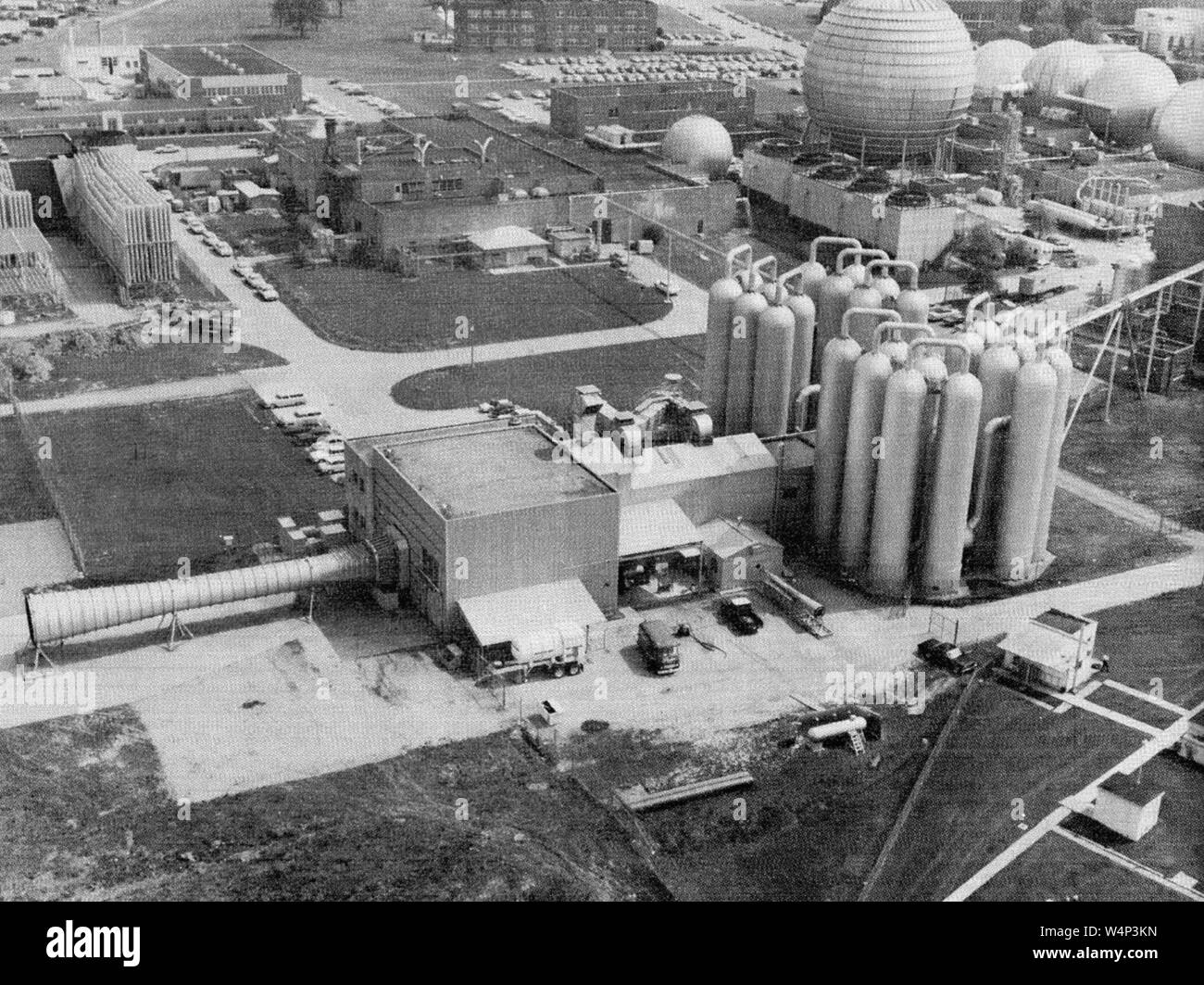 Vista aerea di strutture termali che mostra di Tunnel di accumulo di aria campo bottiglia, lo scambiatore di calore e prova le porzioni in sezione del tunnel, Langley Research Center, Hampton, Virginia, 1971. Immagine cortesia Nazionale Aeronautica e Spaziale Administration (NASA). () Foto Stock