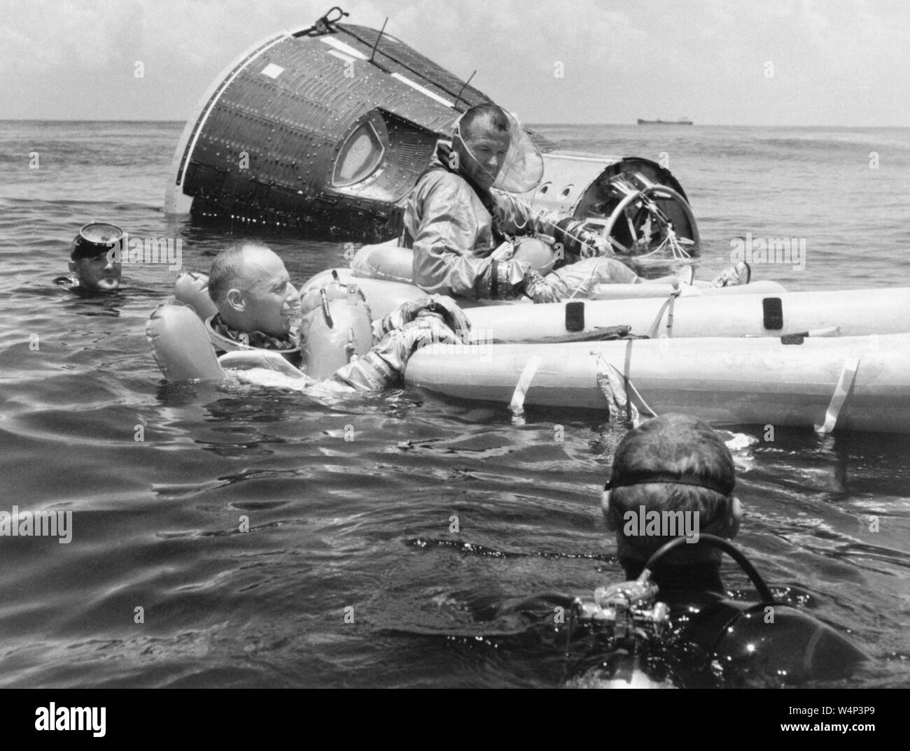 La pratica della formazione di sopravvivenza del primo equipaggio per la Gemini V volo spaziale nel Golfo del Messico, compresi gli astronauti Charles Conrad Jr e L. Gordon Cooper Jr, luglio 21, 1965. Immagine cortesia Nazionale Aeronautica e Spaziale Administration (NASA). () Foto Stock