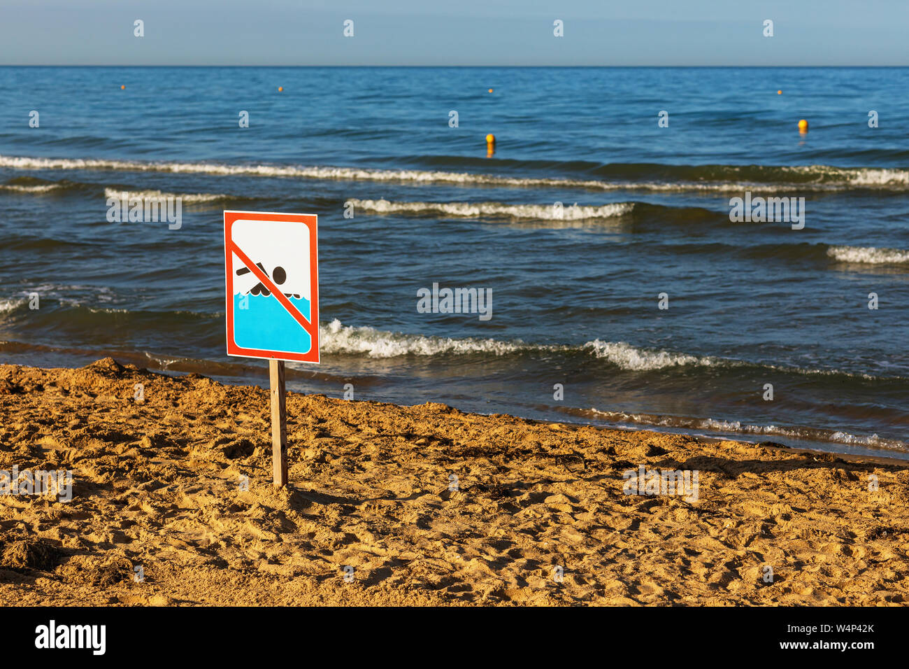 Vi è un segno sulla spiaggia che vieta il nuoto a causa della tempesta Foto Stock