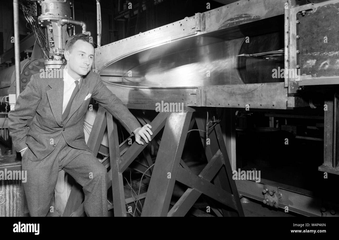 Giovanni V Becker pone di fronte i 11 pollici Tunnel ipersonico a Langley Research Center, Hampton, Virginia, 1950. Immagine cortesia Nazionale Aeronautica e Spaziale Administration (NASA). () Foto Stock