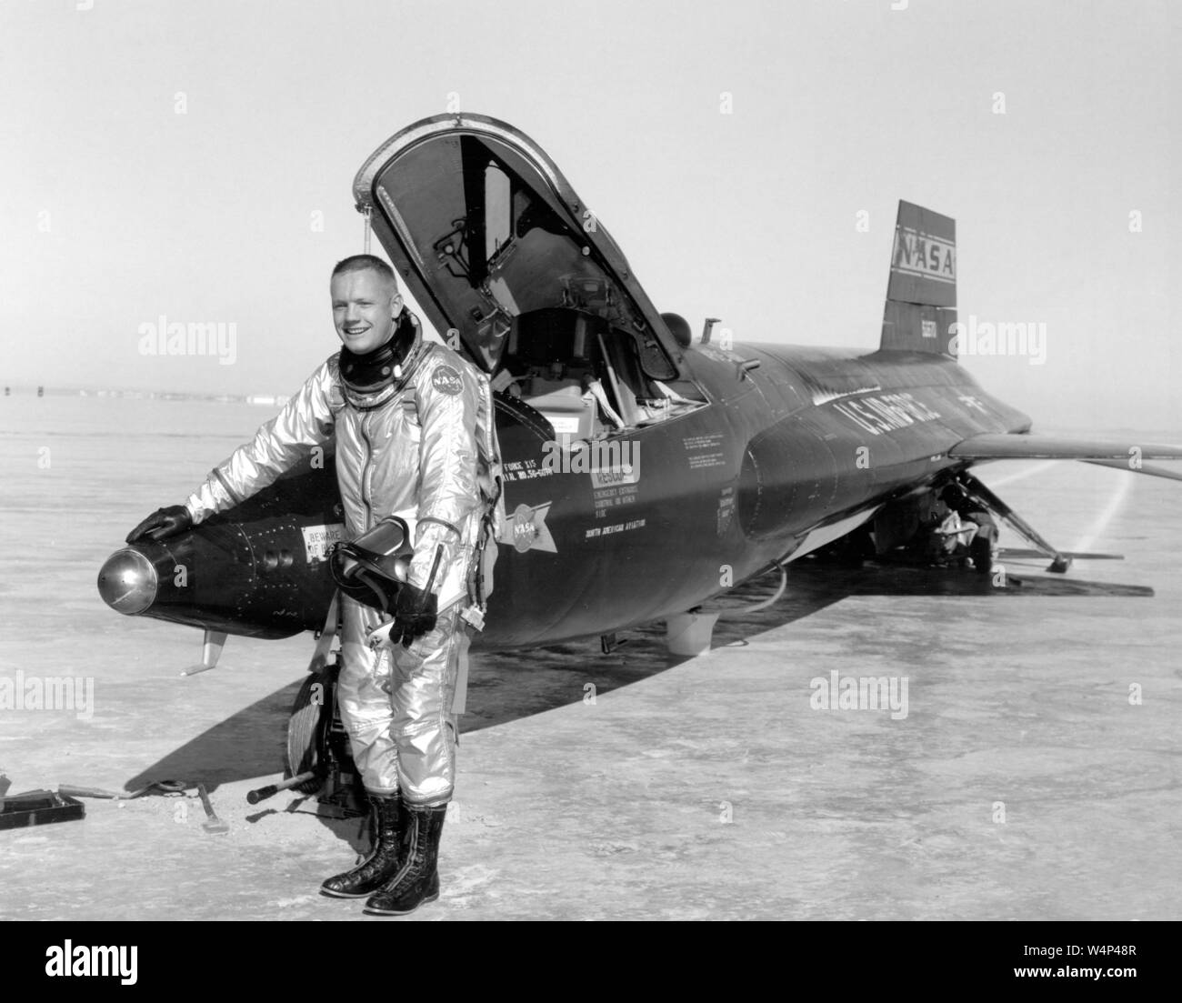 Pilota di Dryden Neil Armstrong pone accanto alla X-15 nave 1 razzo-powered aeromobile dopo un volo di ricerca, Novembre 30, 1959. Immagine cortesia Nazionale Aeronautica e Spaziale Administration (NASA). () Foto Stock
