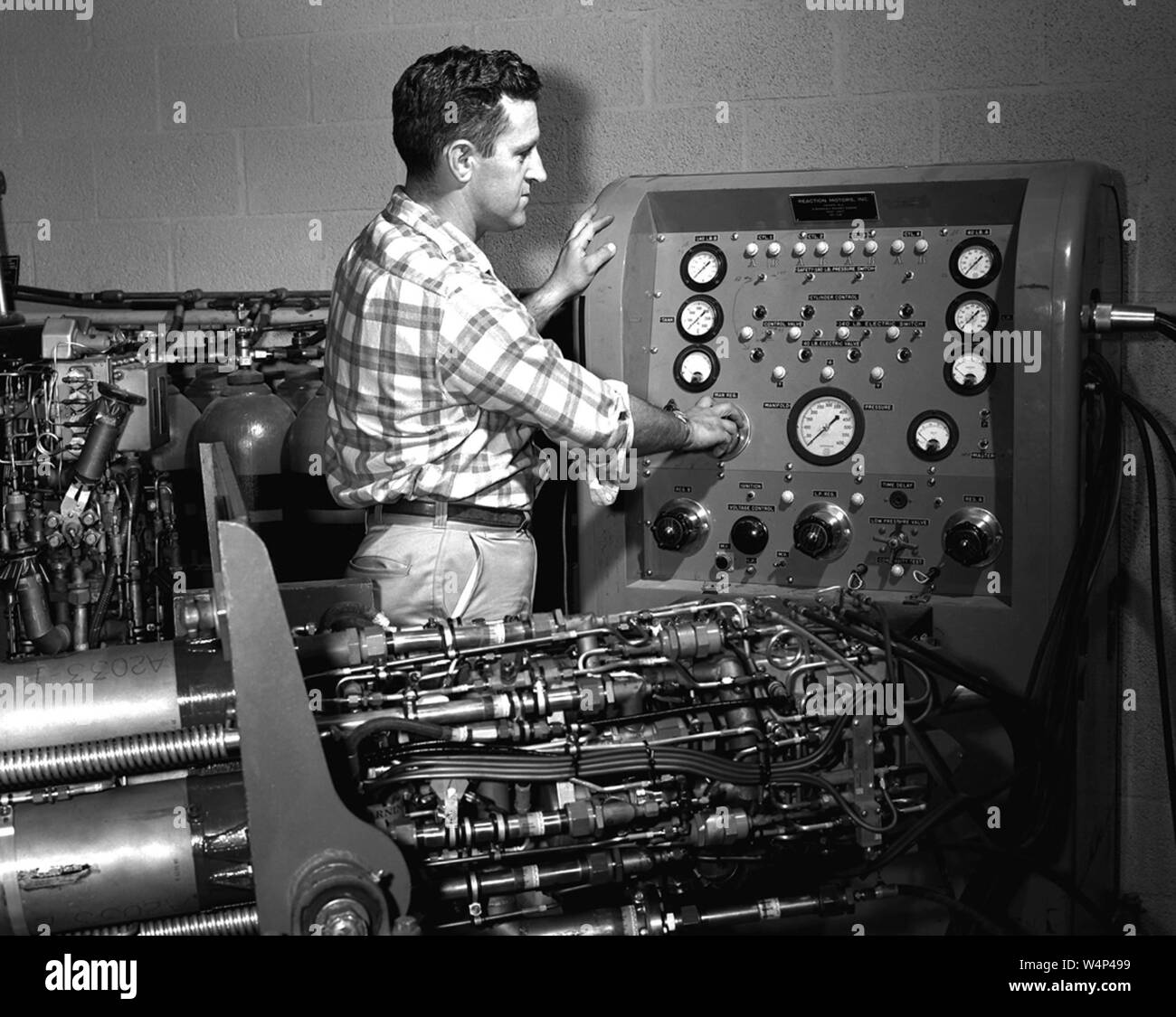 Ingegnere della NASA Jack Russell si prepara a fare le prove di pressurizzazione su XLR-11 motore a razzo a NACA volo ad alta velocità ferroviaria Rocket Shop, Armstrong volo Centro di ricerca, Edwards Air Force Base in California, 1956. Immagine cortesia Nazionale Aeronautica e Spaziale Administration (NASA). () Foto Stock