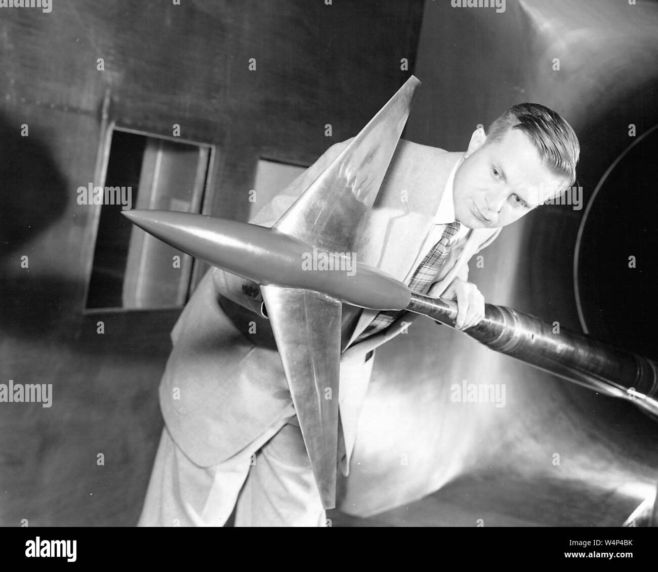 Pioniere dell'aviazione Richard Whitcomb detiene un'area governata aerei di modello di prova in Langley 8-ft transonico tunnel del vento, Langley Research Center, Hampton, Virginia, 20 aprile 1955. Immagine cortesia Nazionale Aeronautica e Spaziale Administration (NASA). () Foto Stock