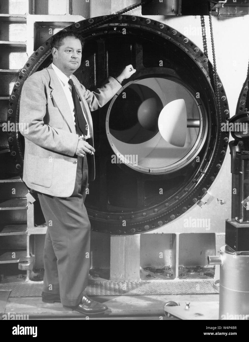 H Julian Allen sorge accanto alla finestra di osservazione del 8 x 7 piedi nella sezione test del NACA Ames piano unitario del tunnel del vento, Ames Research Center, Mountain View, California, 21 dicembre 1957. Immagine cortesia Nazionale Aeronautica e Spaziale Administration (NASA). () Foto Stock