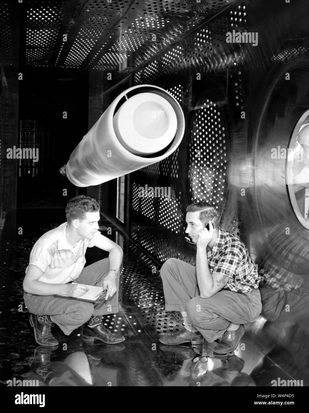 I tecnici della NASA preparare un statoréacteur ingresso per il collaudo in 8 x 6 supersonica in galleria del vento, John H. Glenn Research Center al campo di Lewis, Cleveland, Ohio, 31 luglio 1957. Immagine cortesia Nazionale Aeronautica e Spaziale Administration (NASA). () Foto Stock