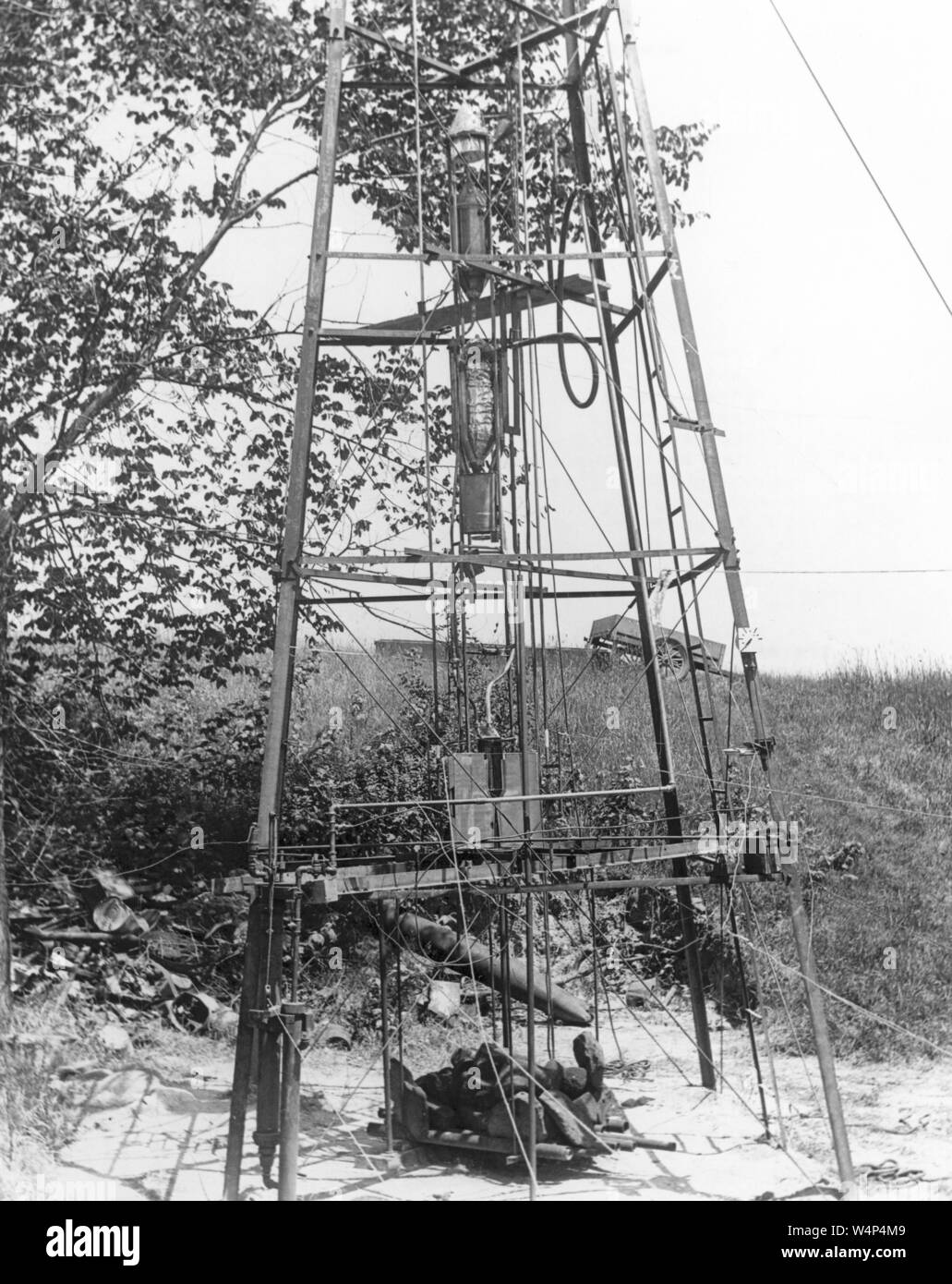 Il dottor Robert H Goddard's a razzo a propellente liquido nella torre, pronto per il test a Auburn, Massachusetts, luglio 17, 1929. Immagine cortesia Nazionale Aeronautica e Spaziale Administration (NASA). () Foto Stock