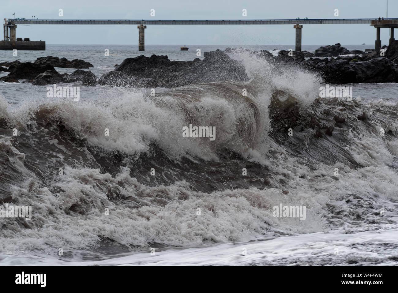 Grande onda sulla costa a tempesta. Isola portoghese di Madeira Foto Stock