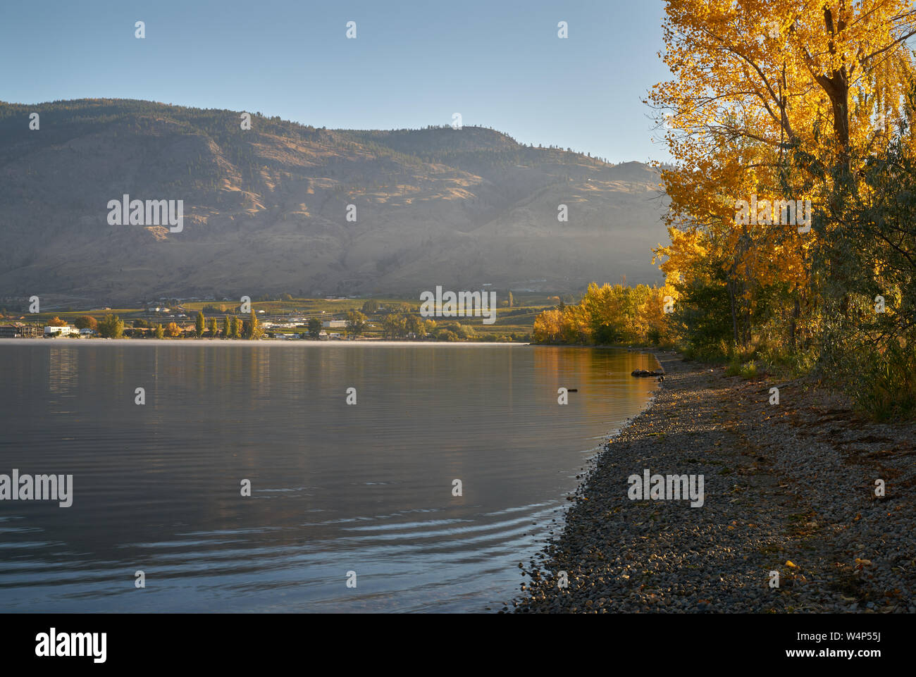 Osoyoos BC i colori dell'autunno. Una mattina tranquilla sul lago Osoyoos, British Columbia, Canada. Foto Stock