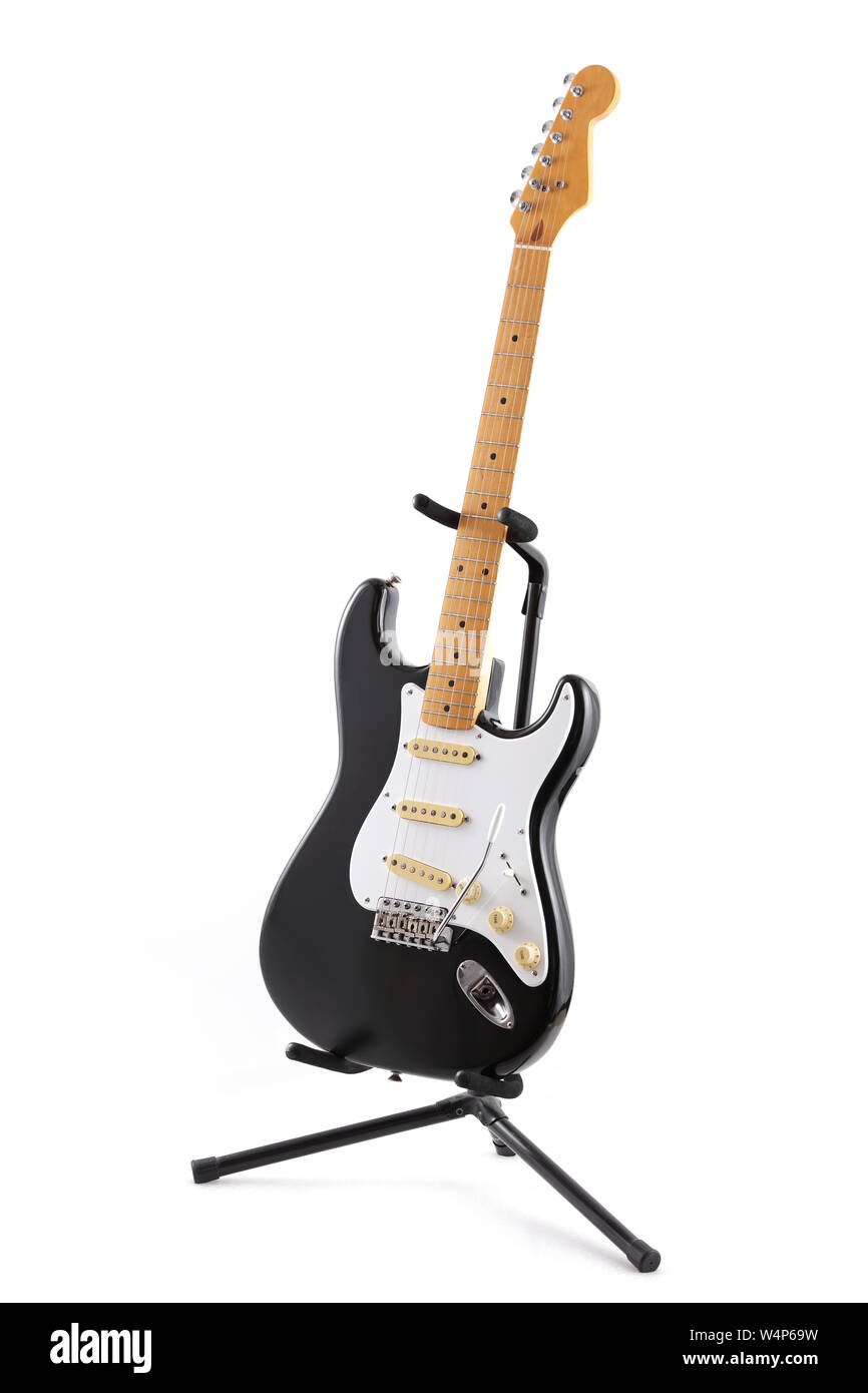 Un vintage in bianco e nero con la chitarra elettrica su un supporto  isolato su bianco Foto stock - Alamy