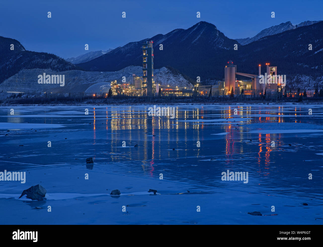 Notte invernale a impianto di cemento in Exshaw, Alberta, Canada Foto Stock