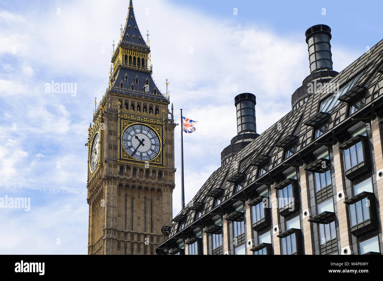 Westminster, Londra, Regno Unito, 22 maggio 2017 - Big Ben e Portcullis House, gli uffici dell'amministrazione per il Regno Unito il parlamento e MP e il loro personale Foto Stock