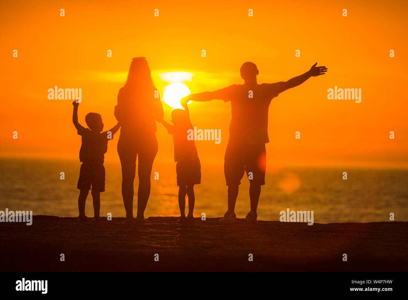Perfetta per tutta la famiglia a guardare il tramonto sul mare Foto Stock