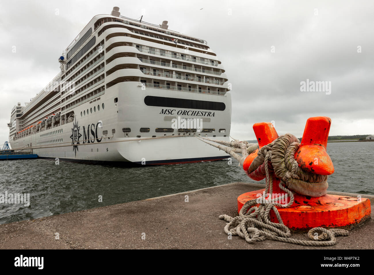 Vista grandangolare dell'attracco della nave da crociera MSC Orchestra al terminal delle navi da crociera di Cobh, Cobh, County Cork, Irlanda Foto Stock