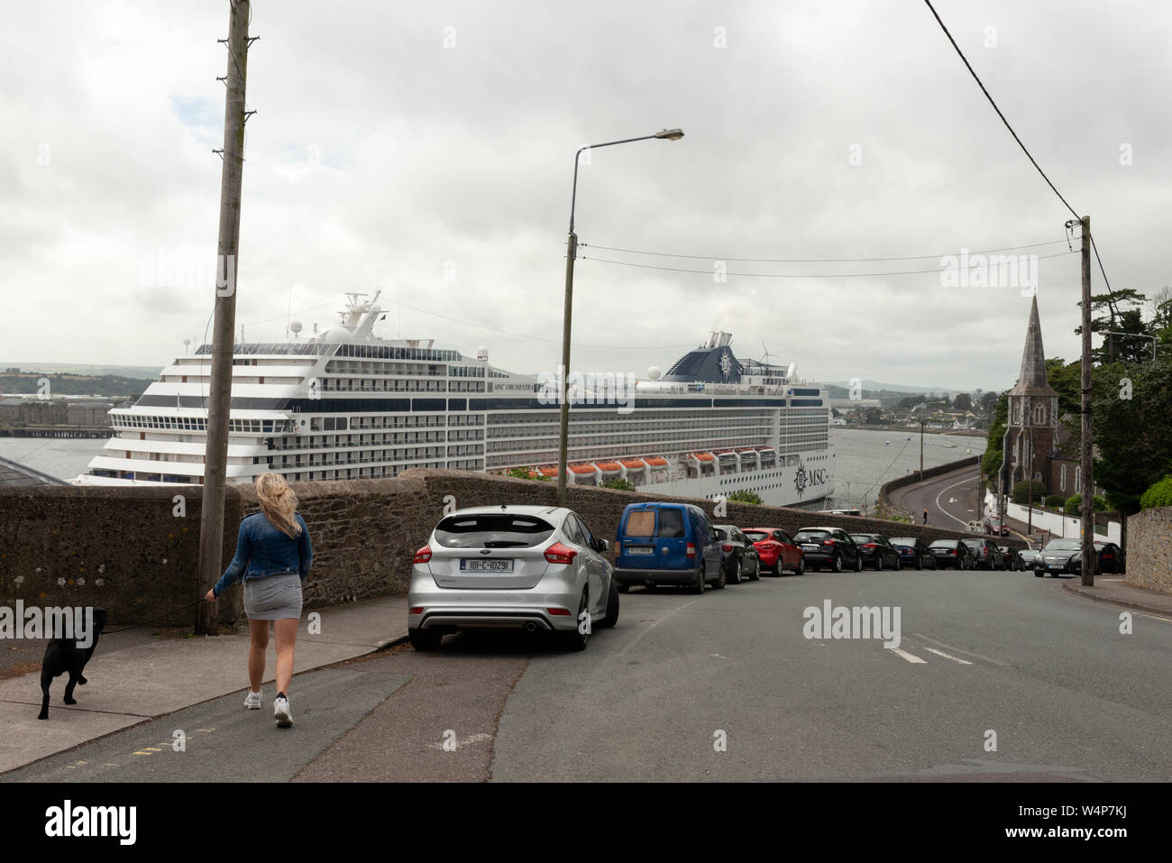 Si affaccia sulla nave da crociera MSC Orchestra che attracca al terminal delle navi da crociera di Cobh, come si vede da Spy Hill Street, Cobh, County Cork, Irlanda Foto Stock
