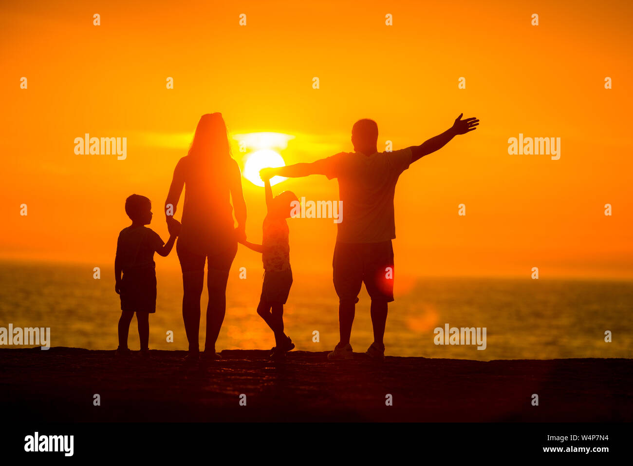 Perfetta per tutta la famiglia a guardare il tramonto sul mare Foto Stock