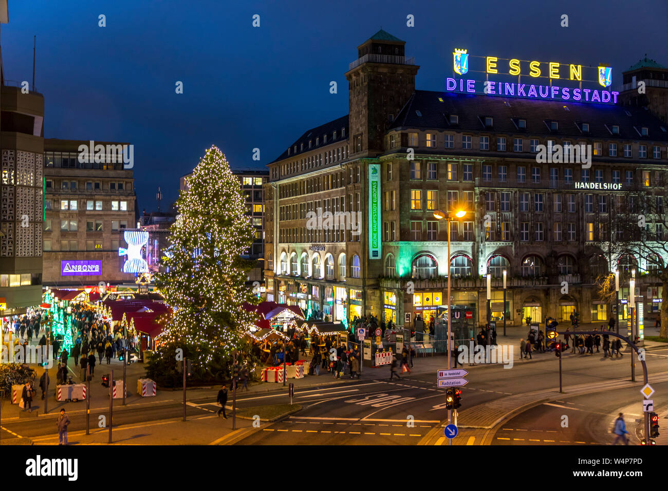 Weihnachtsmarkt a Essen, am Willy-Brandt-Platz am Hauptbahnhof, Kettwiger Strasse, Betonsperren an den Zufahrten, LKW Barrieren, Foto Stock