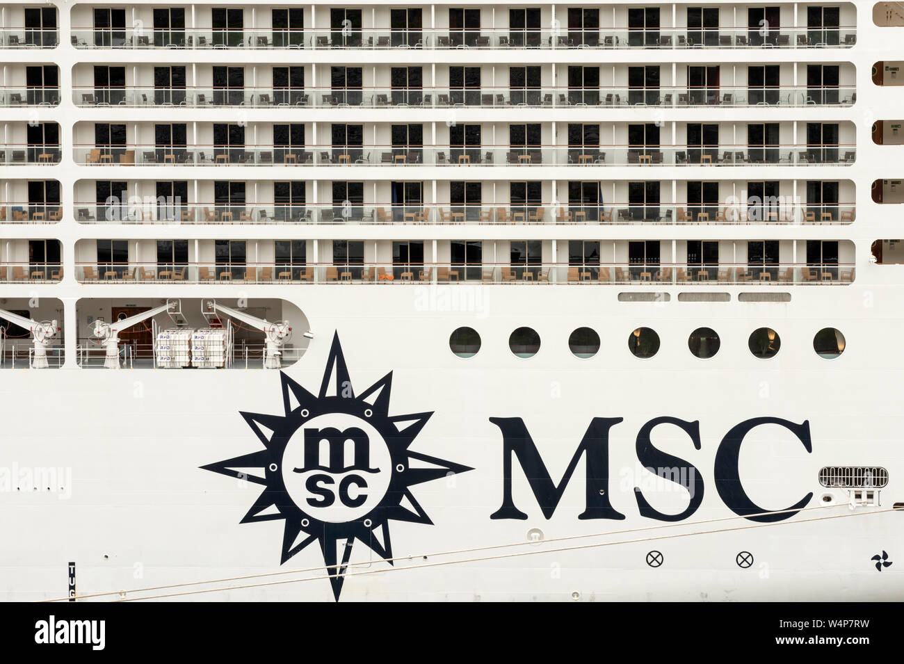 Il logo MSC Cruises e i balconi cabina senza persone sulla nave da crociera MSC Orchestra Foto Stock