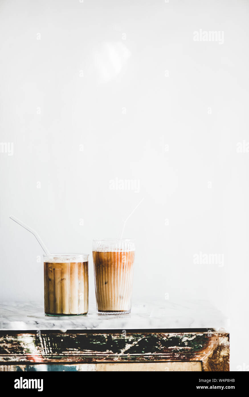 Iced latte caffè in bicchieri, parete whate a sfondo Foto Stock