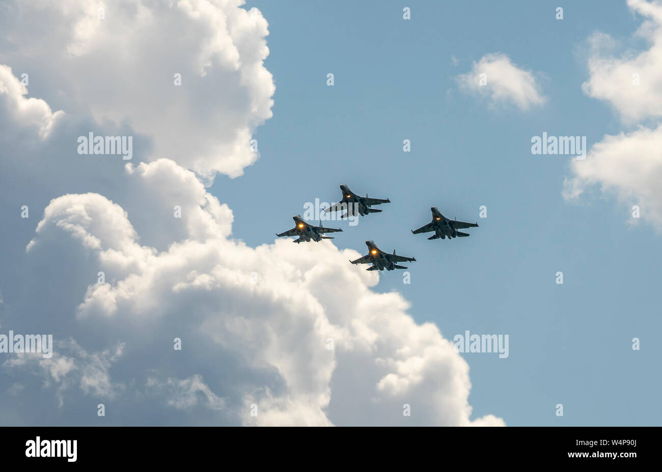 La RUSSIA, Lipetsk, 07.20.2019 coinvolgendo Airshow aerobatic team falchi della Russia in onore della celebrazione del giorno della città Foto Stock
