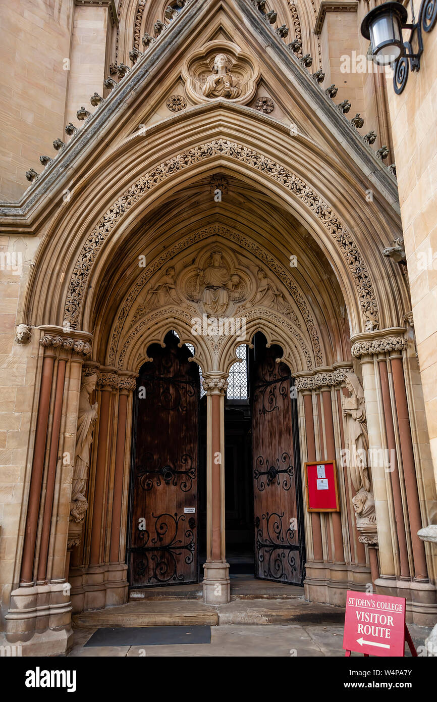 Regno Unito, Cambridge - Agosto 2018: arcuate e ingresso a capanna e porte a St John's College Chapel Foto Stock