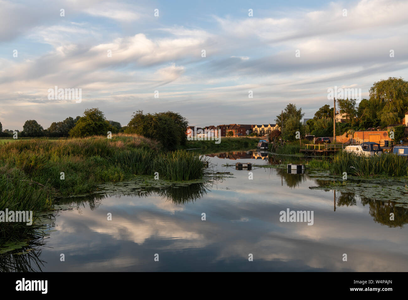 Severn prosciutto floodplain opposta Abbazia Tewksbury dove il fiume Avon incontra il fiume Severn. Foto Stock