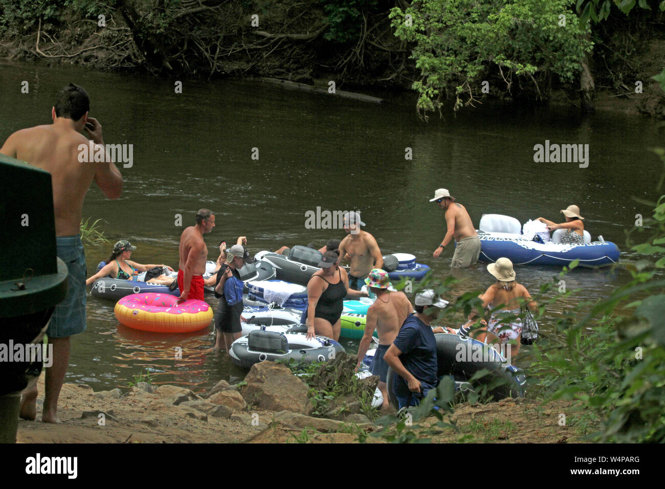 Persone Tubing sul fiume Neuse in North Carolina, STATI UNITI D'AMERICA Foto Stock