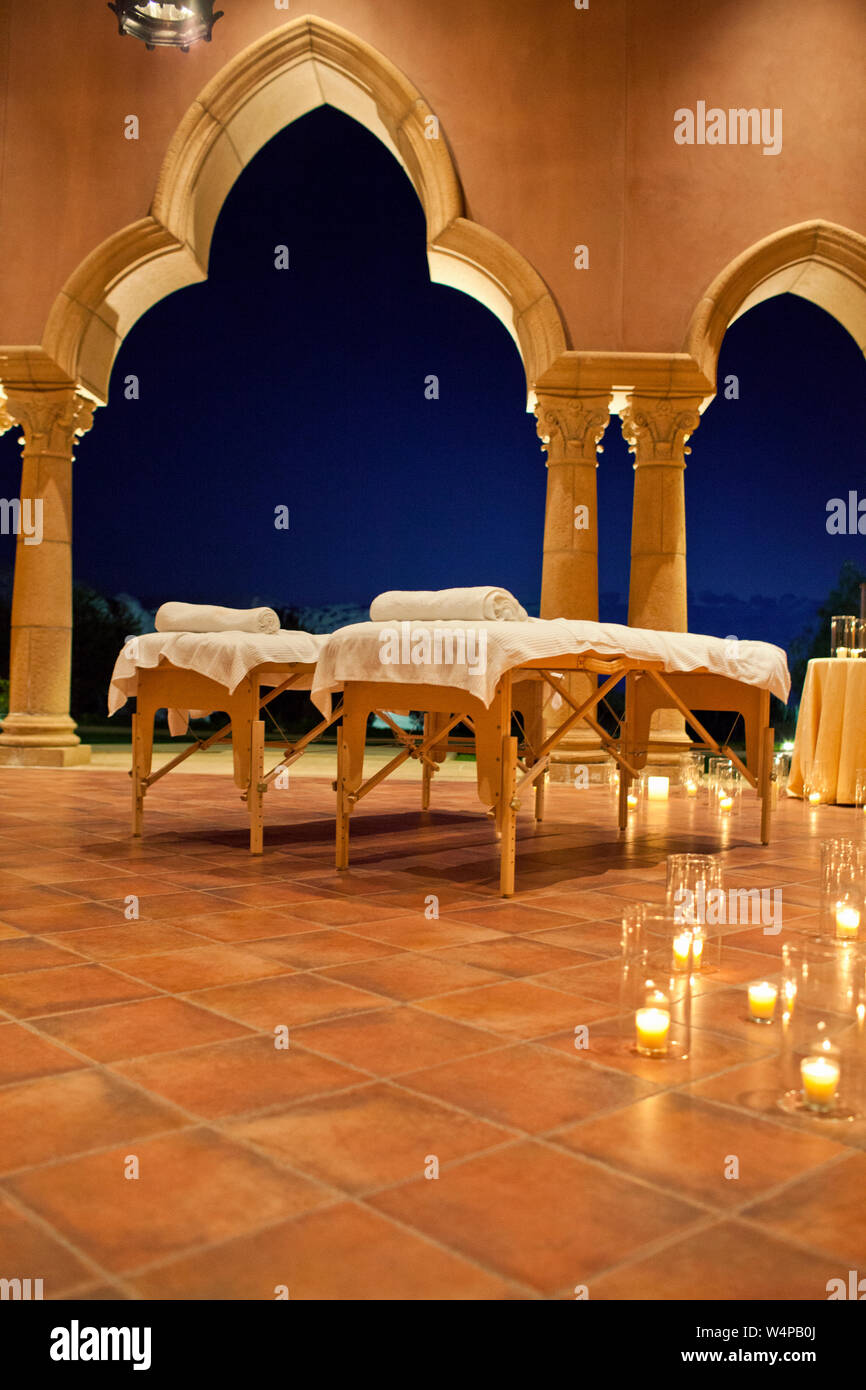 Massaggio tabelle impostato su un patio a lume di candela in un resort. Foto Stock