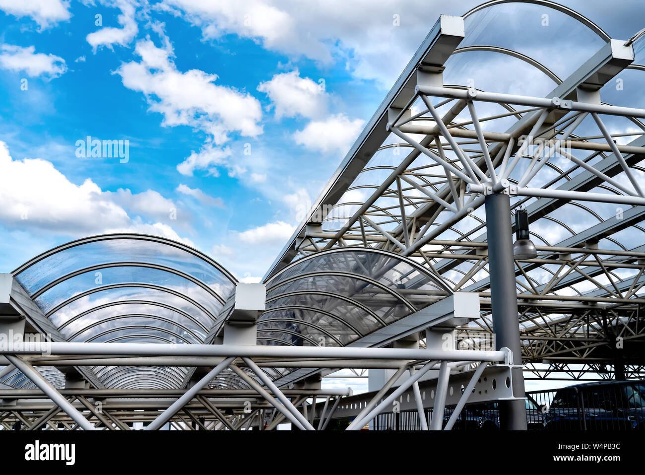 Tetto in vetro ricurve di acciaio da costruzione - edificio moderno con la curvatura del tetto di vetro e colonna in acciaio Foto Stock