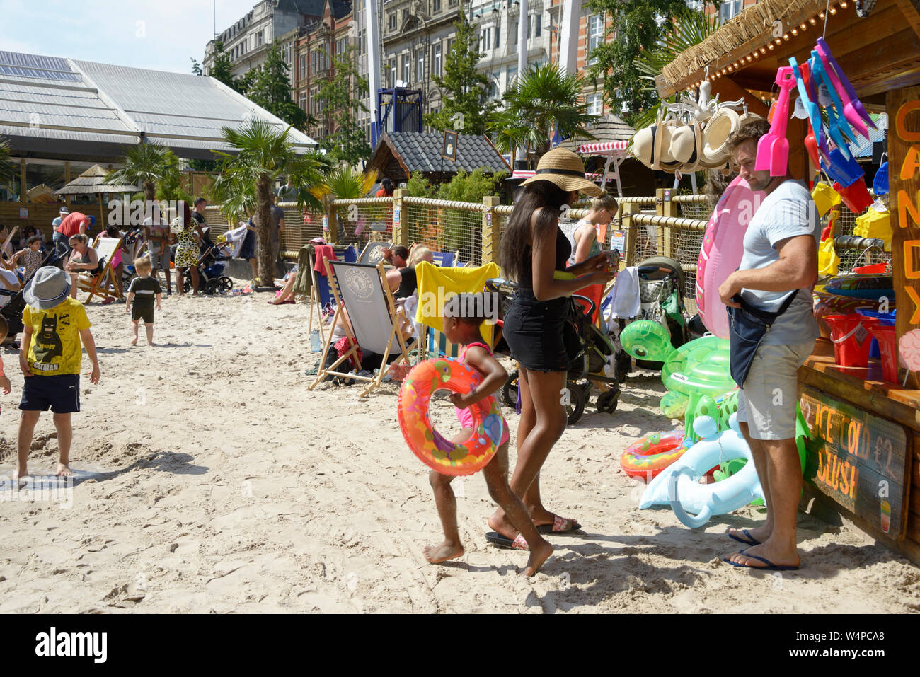 Famiglie sulla spiaggia, in Nottingham City Centre. Foto Stock