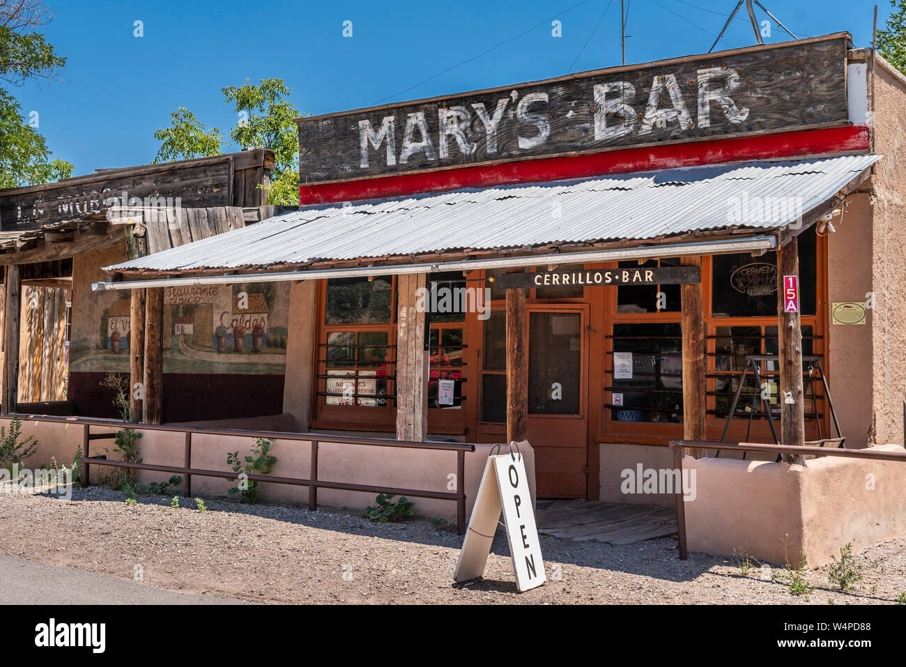 Mary's Bar, Cerrillos Bar sul sentiero turchese Scenic Byway, Cerrillos, Nuovo Messico, Stati Uniti d'America. Foto Stock