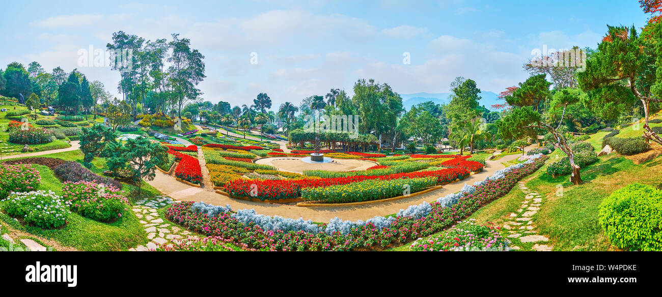 Panorama del pittoresco Mae Fah Luang giardino con una complessa architettura del paesaggio, topiaria da cespugli e fiori colorati in letti, Doi Tung, Thailandia Foto Stock