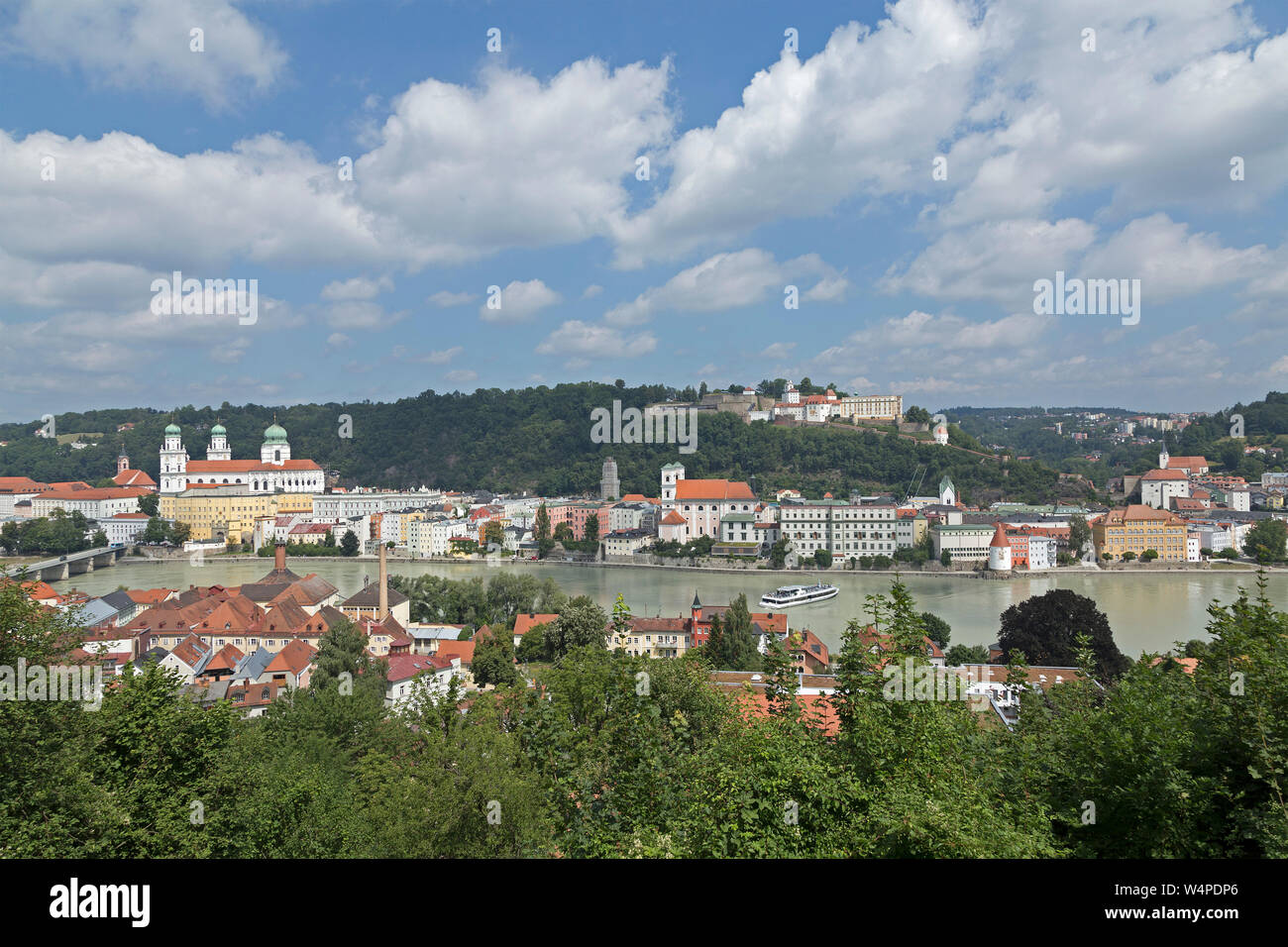 Vista panoramica della città e del fiume Inn dal belvedere della chiesa di pellegrinaggio Mariahilf, Passau, Bassa Baviera, Germania Foto Stock