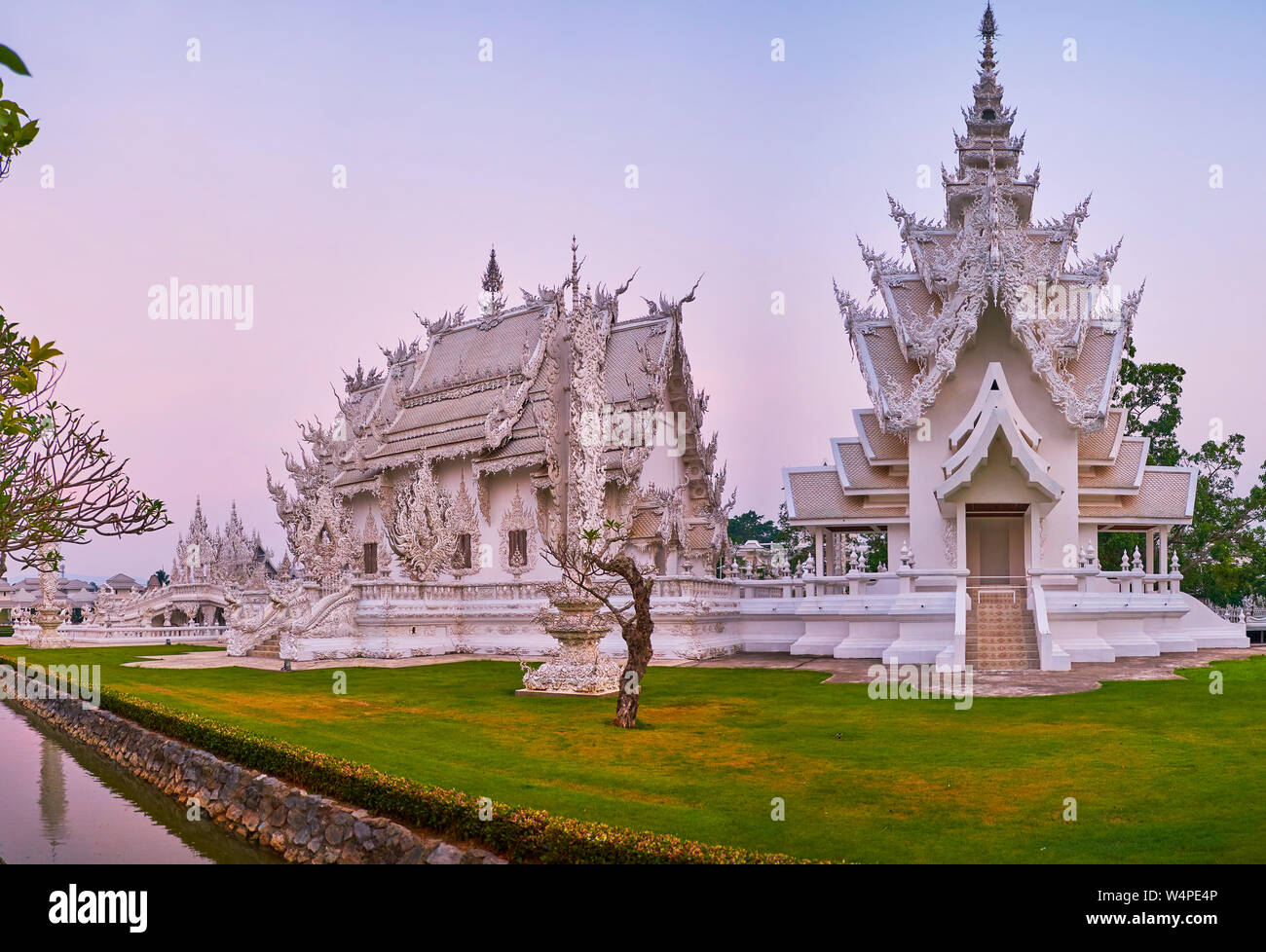 La Scenic Pagoda di bianco (tempio Wat Rong Khun) è locateed accanto a Ubosot (edificio principale) e decorate nello stesso stile, Chiang Rai, Thailandia Foto Stock