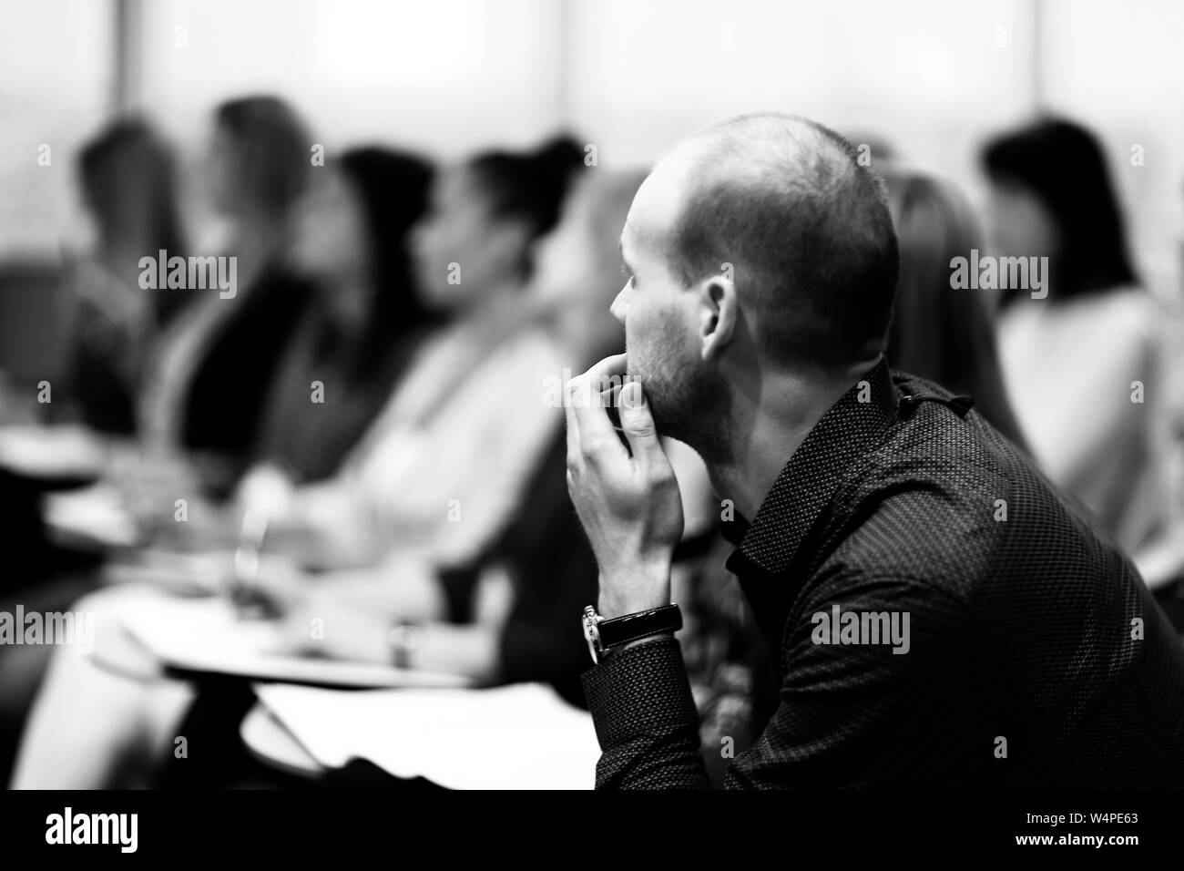 Close up.imprenditore serio su sfondo sfocato della sala conferenze Foto Stock
