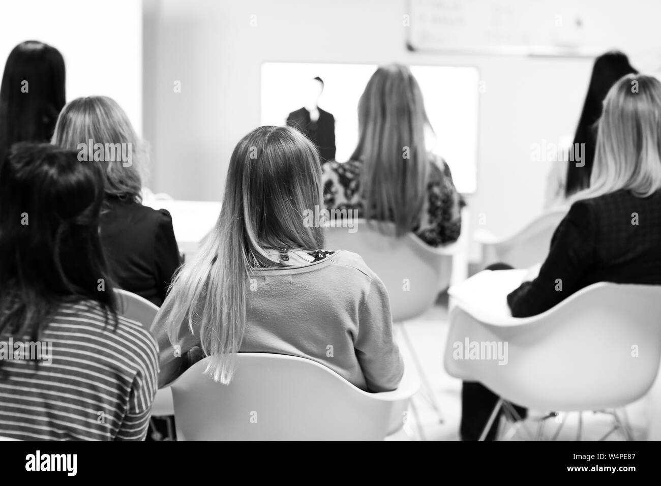 Vista posteriore.immagine sfocata di persone nella sala conferenze.background aziendale Foto Stock